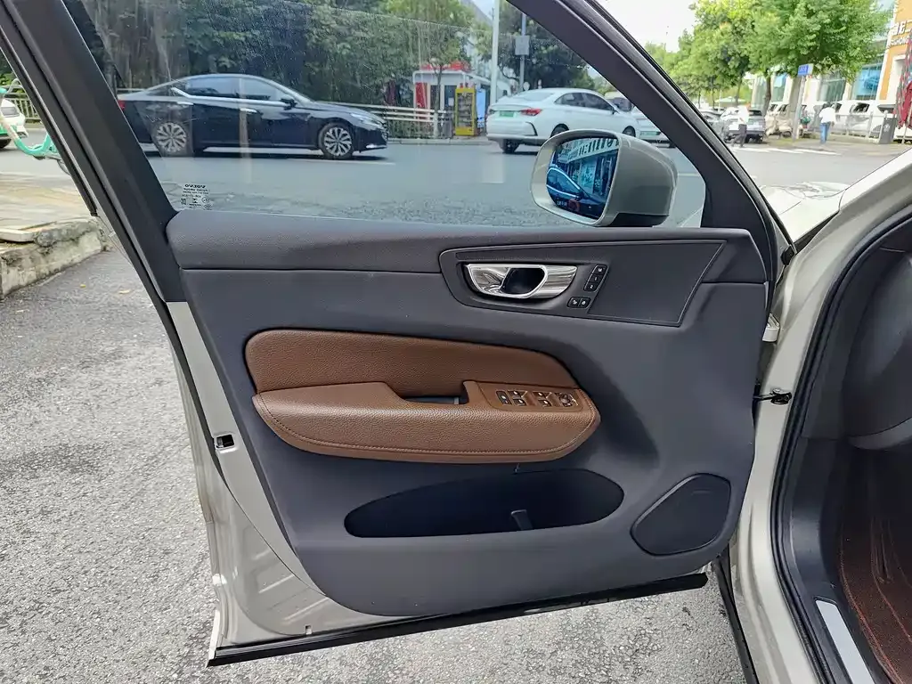 Volvo XC60 2021 из CN, фото 4