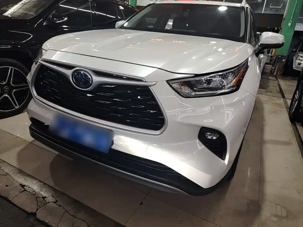 Toyota Highlander — фото 1
