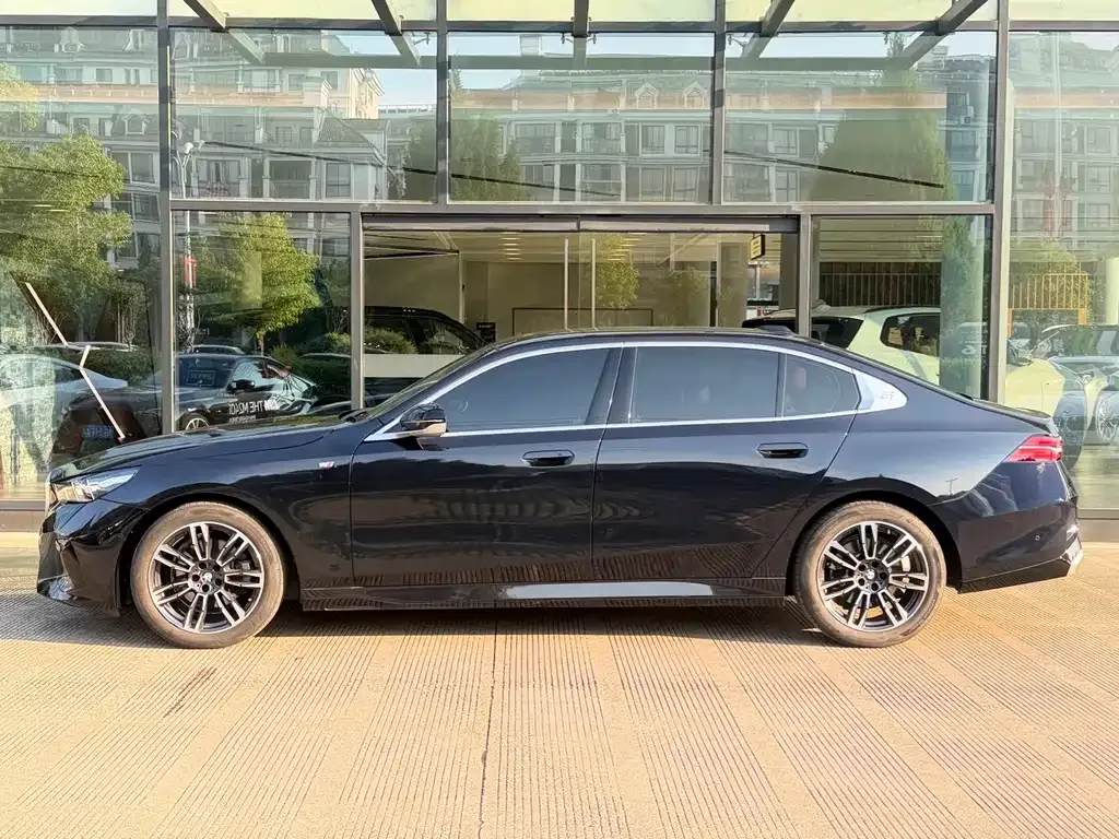 BMW 5 Series — фото 10