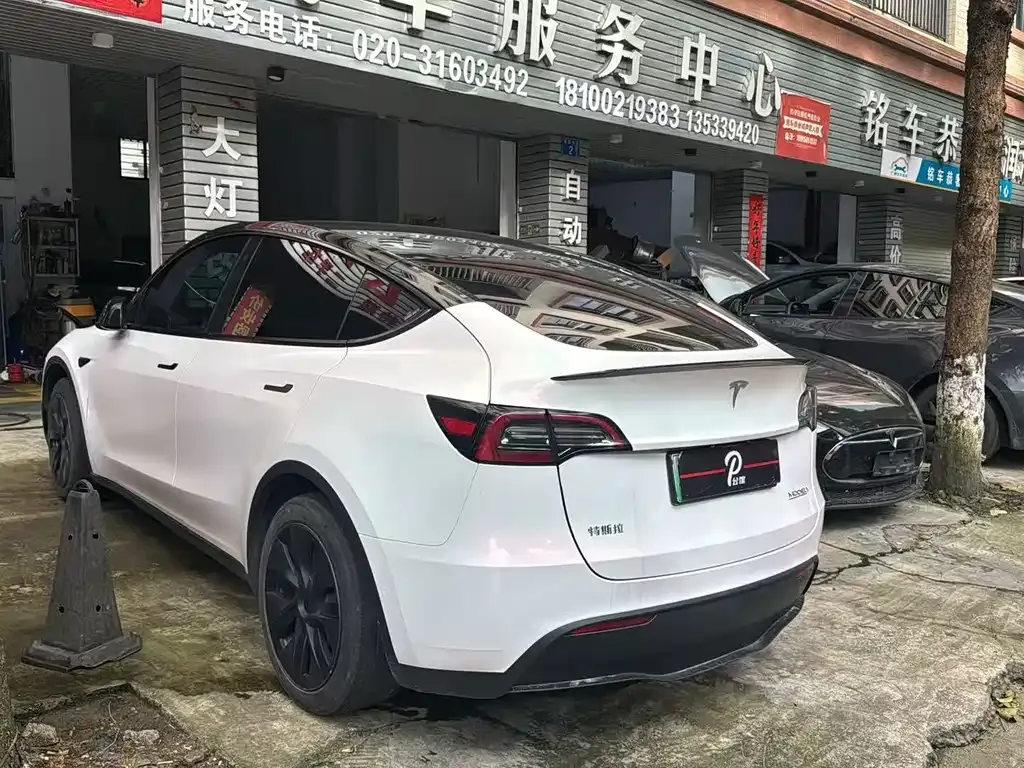 Tesla Model Y — фото 8