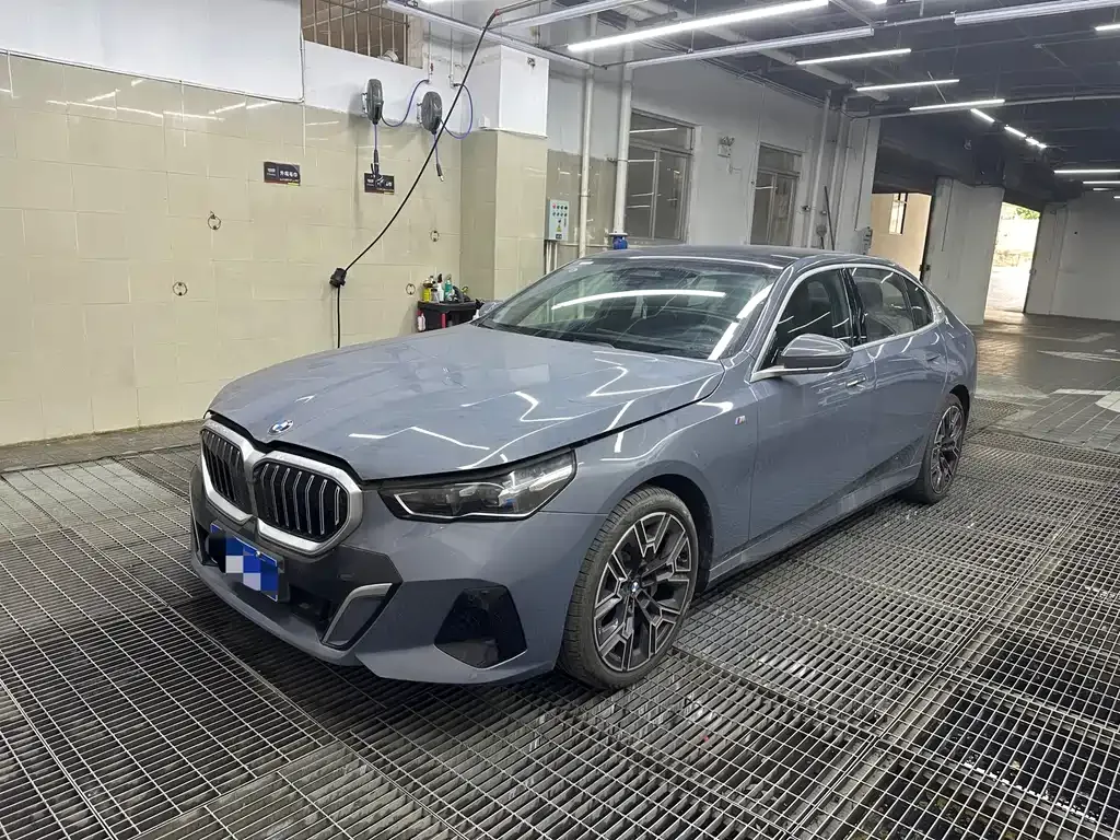 BMW 5 Series — фото 1