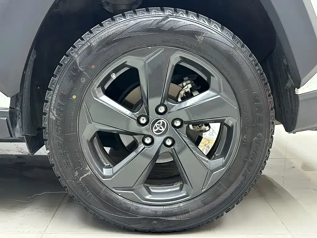 Toyota RAV4 — фото 4