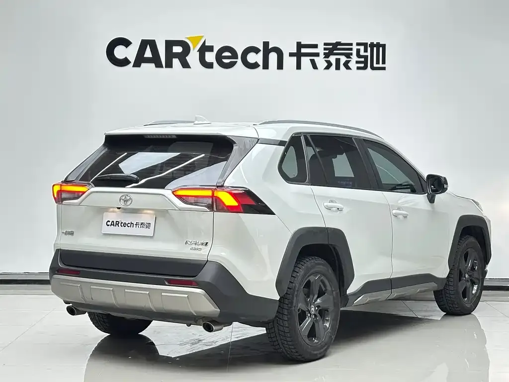 Toyota RAV4 — фото 7