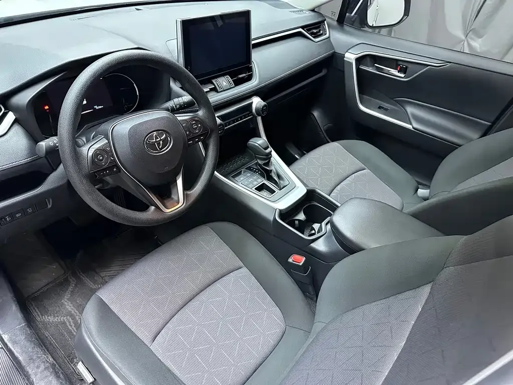 Toyota RAV4 — фото 9