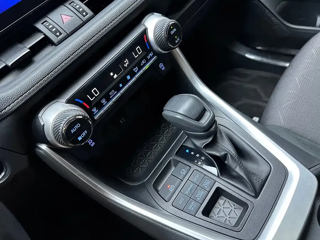 Toyota RAV4 — фото 10