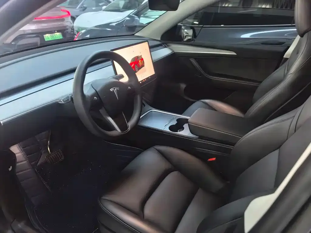 Tesla Model Y — фото 8