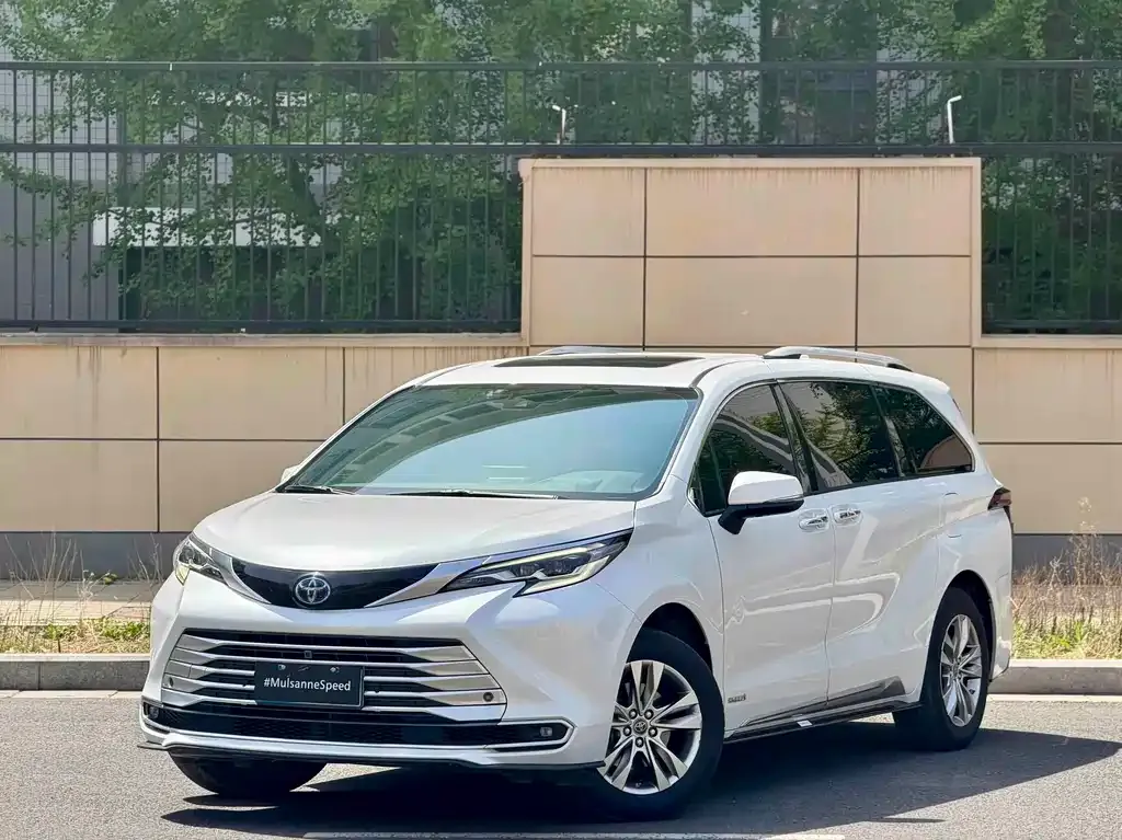 Toyota Sienna — фото 1