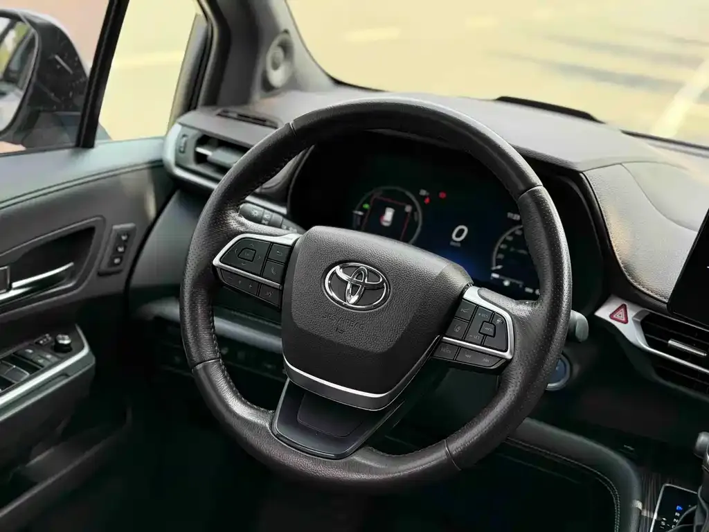 Toyota Sienna — фото 9