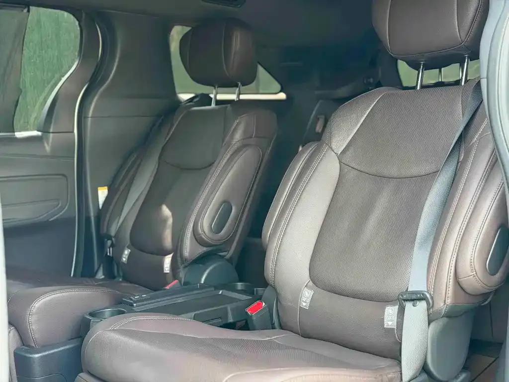 Toyota Sienna — фото 10