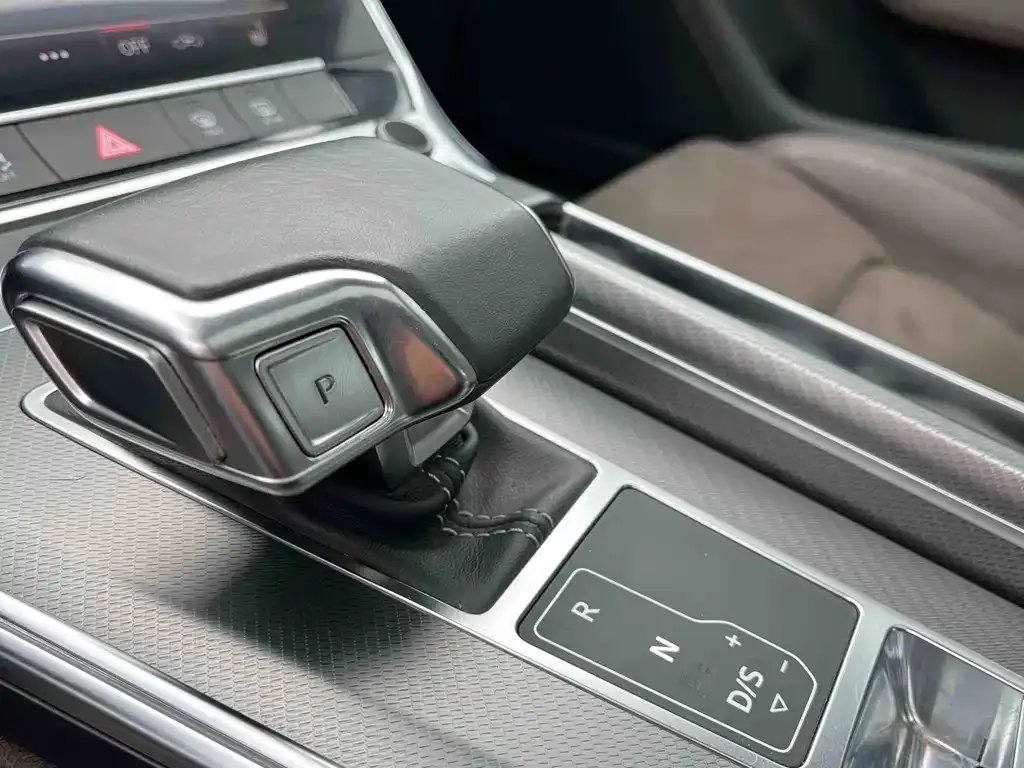 Audi A7L — фото 7
