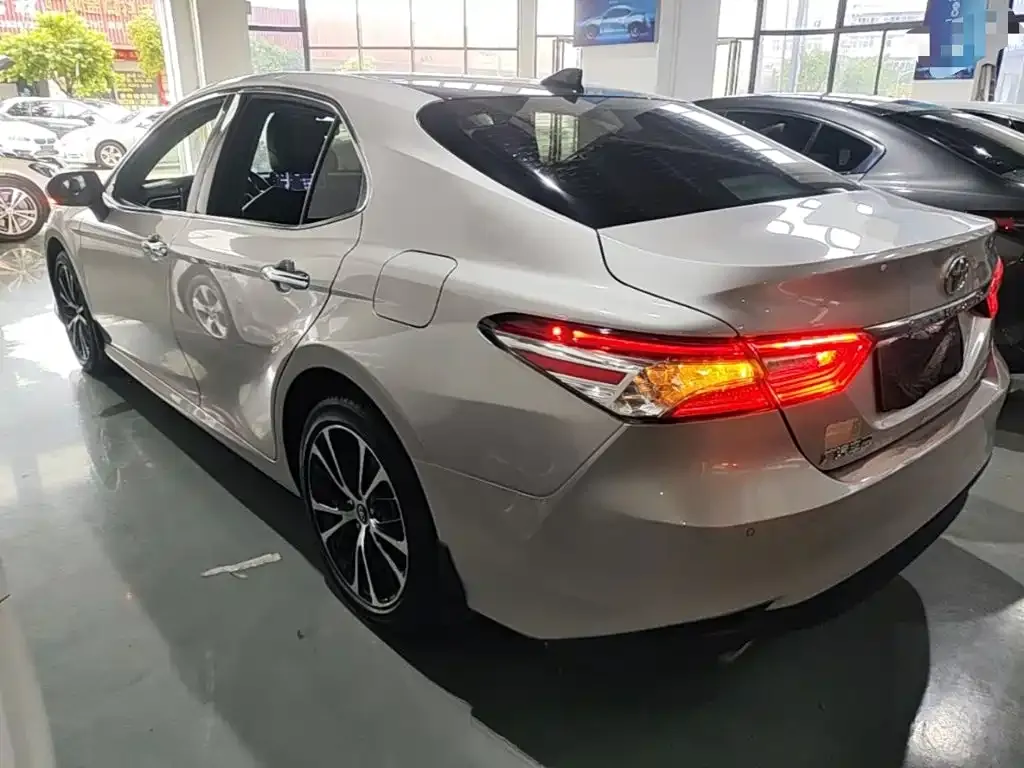 Toyota Camry — фото 3