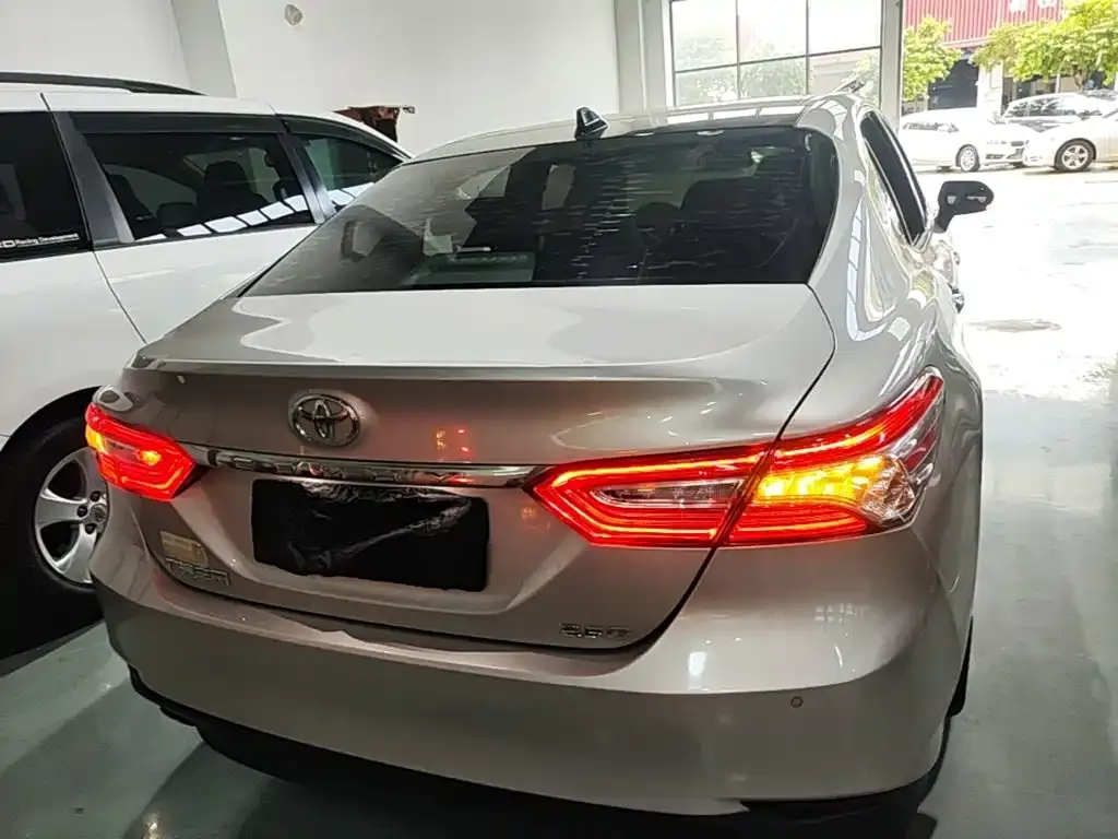 Toyota Camry — фото 9