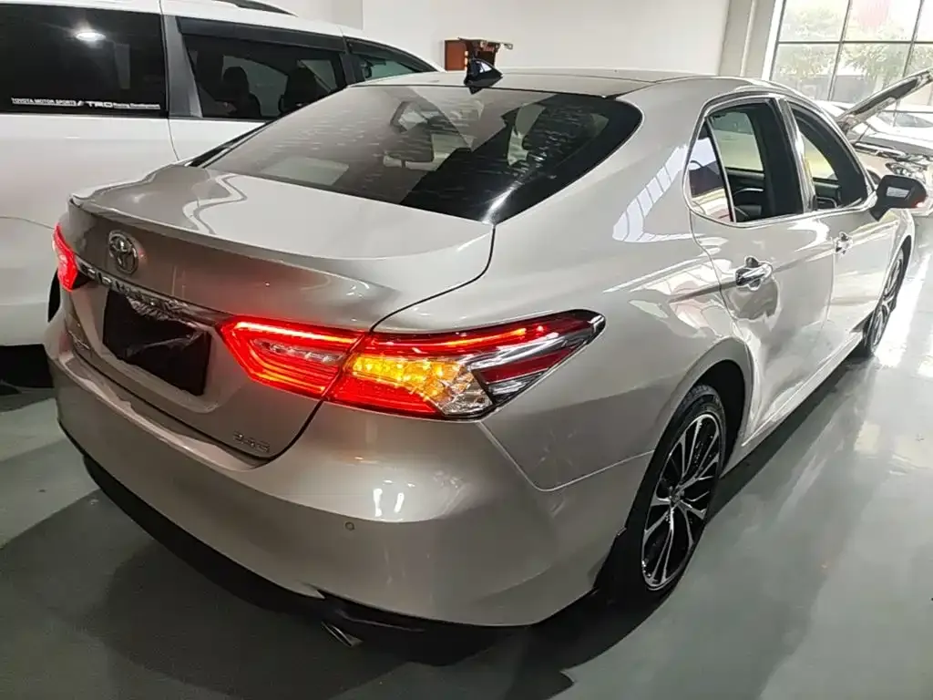 Toyota Camry — фото 4