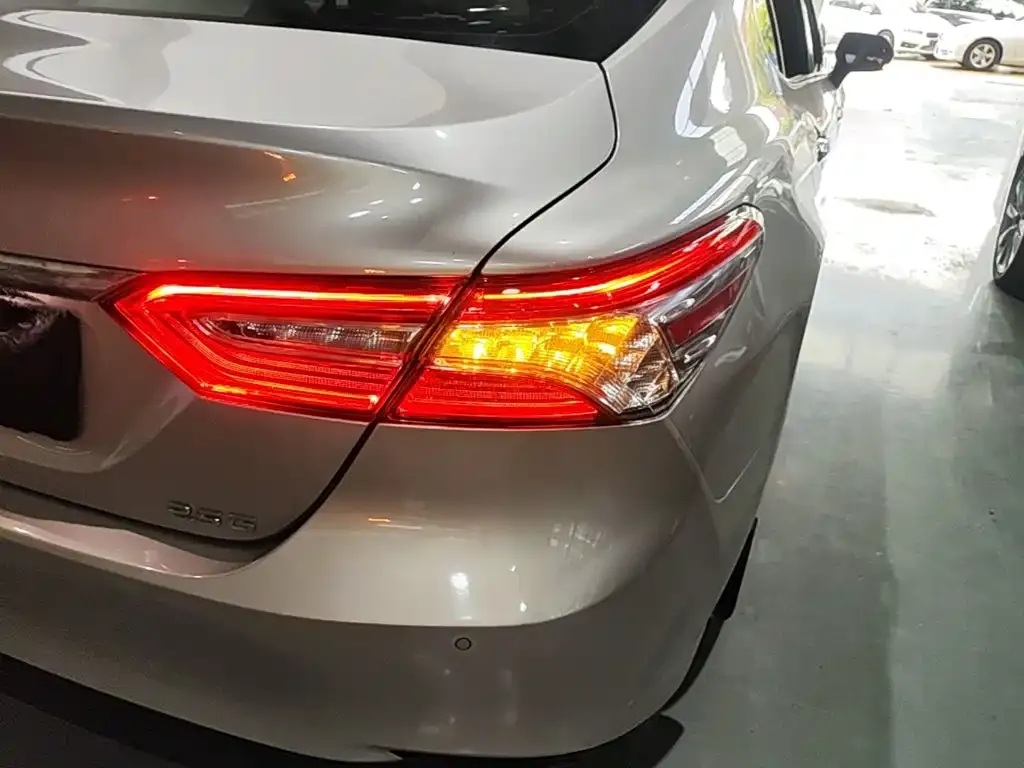 Toyota Camry — фото 2