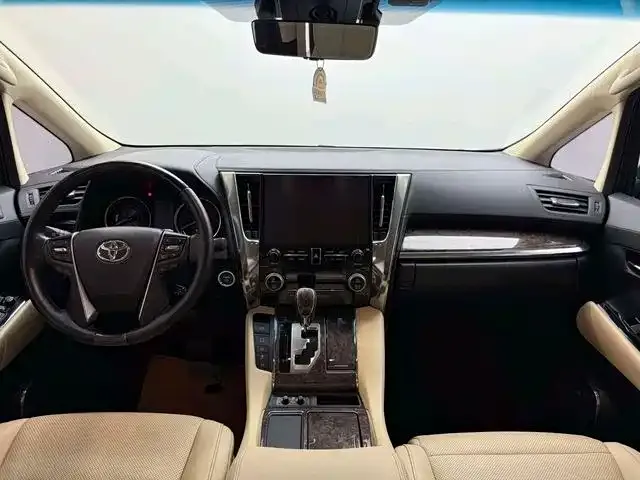Toyota Alphard — фото 2