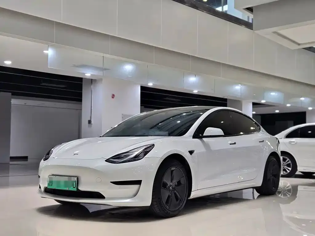 Tesla Model 3 — фото 1