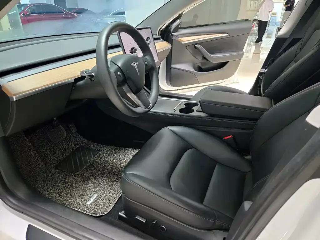 Tesla Model 3 — фото 7