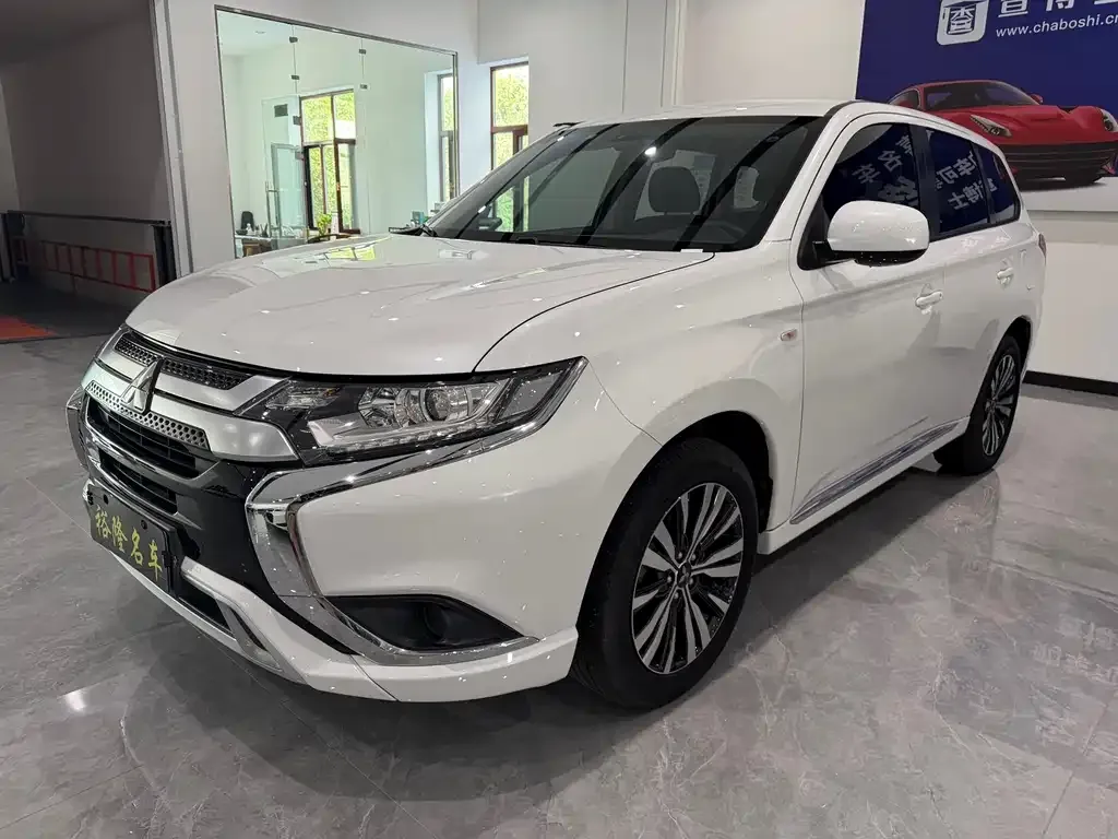Mitsubishi Outlander — фото 1