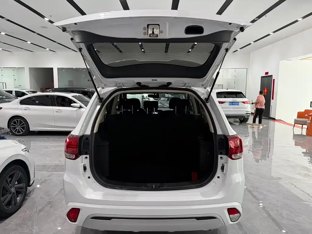 Mitsubishi Outlander — фото 7
