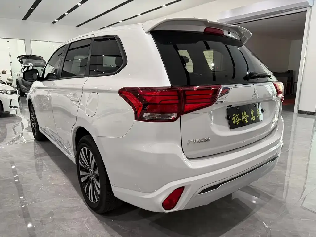 Mitsubishi Outlander — фото 8