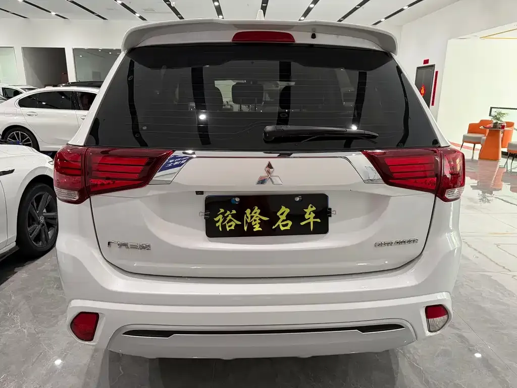 Mitsubishi Outlander — фото 4