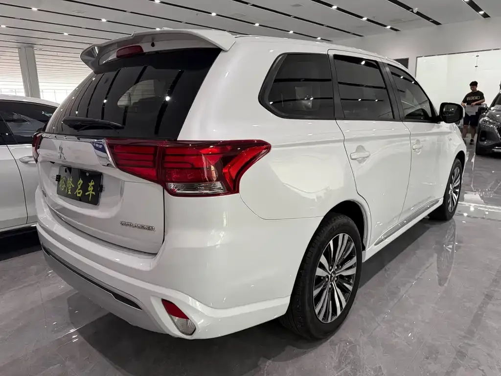Mitsubishi Outlander — фото 5