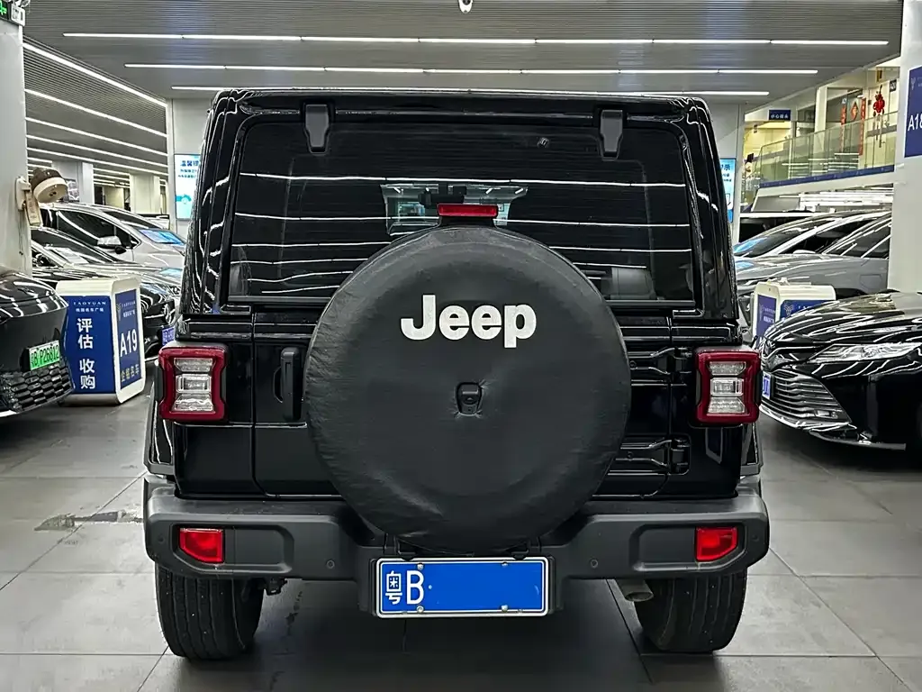 Jeep Wrangler — фото 8