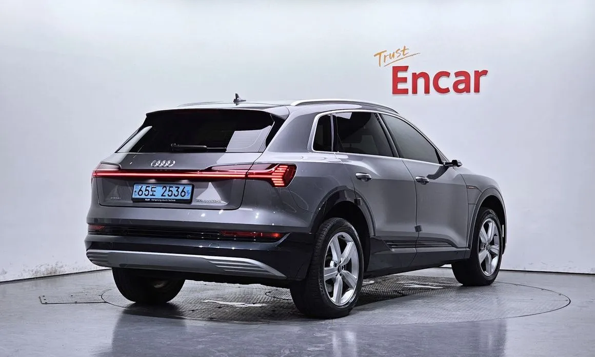 Audi e-tron — фото 8