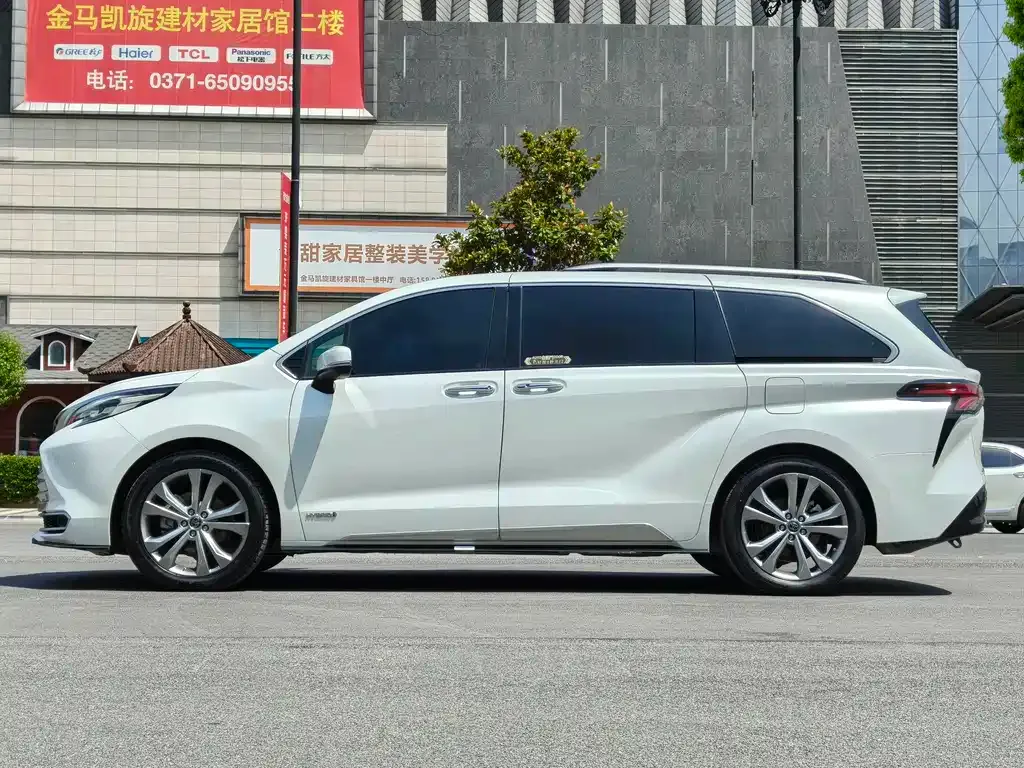 Toyota Sienna — фото 10