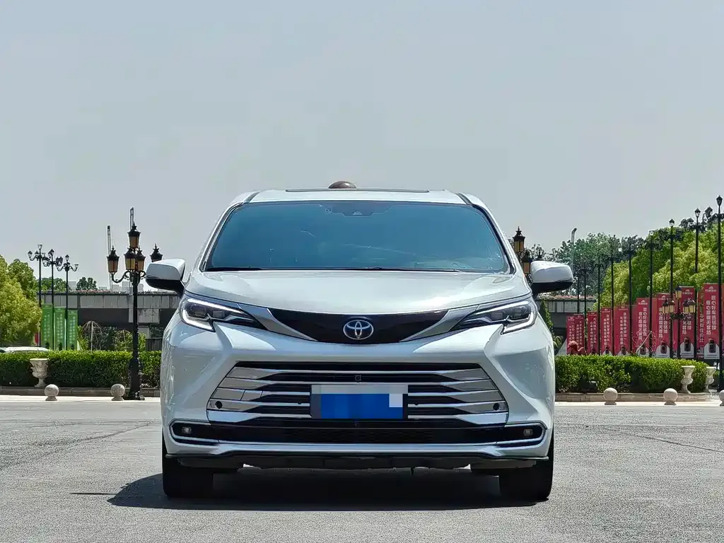 Toyota Sienna — фото 5
