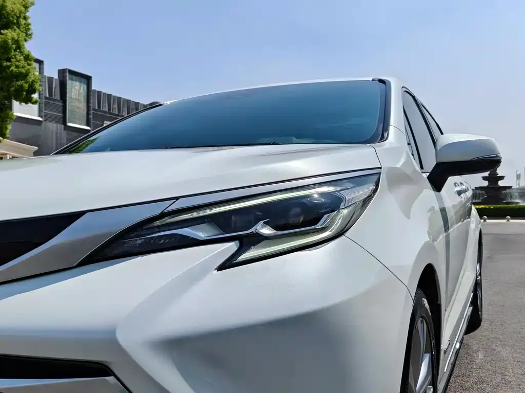 Toyota Sienna — фото 3