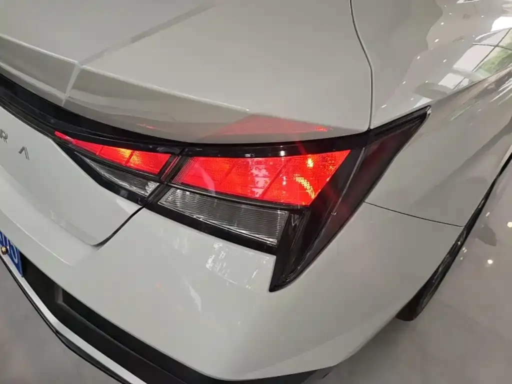 Hyundai Elantra — фото 2