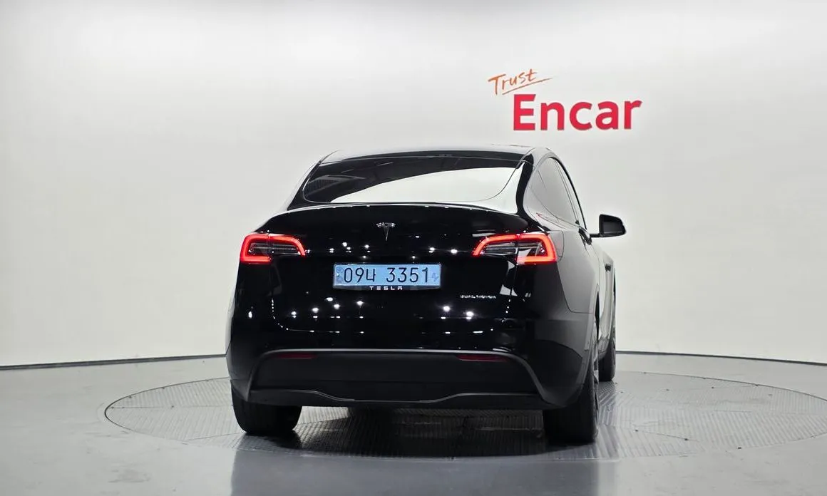 Tesla Model Y — фото 10
