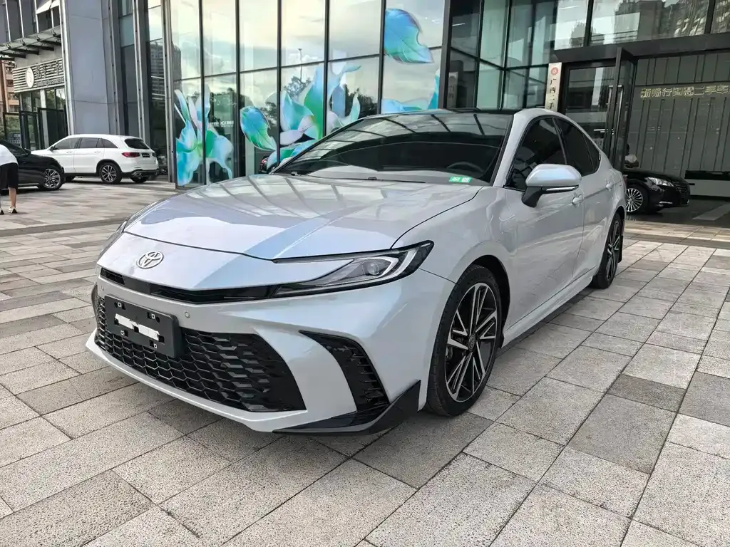Toyota Camry — фото 1