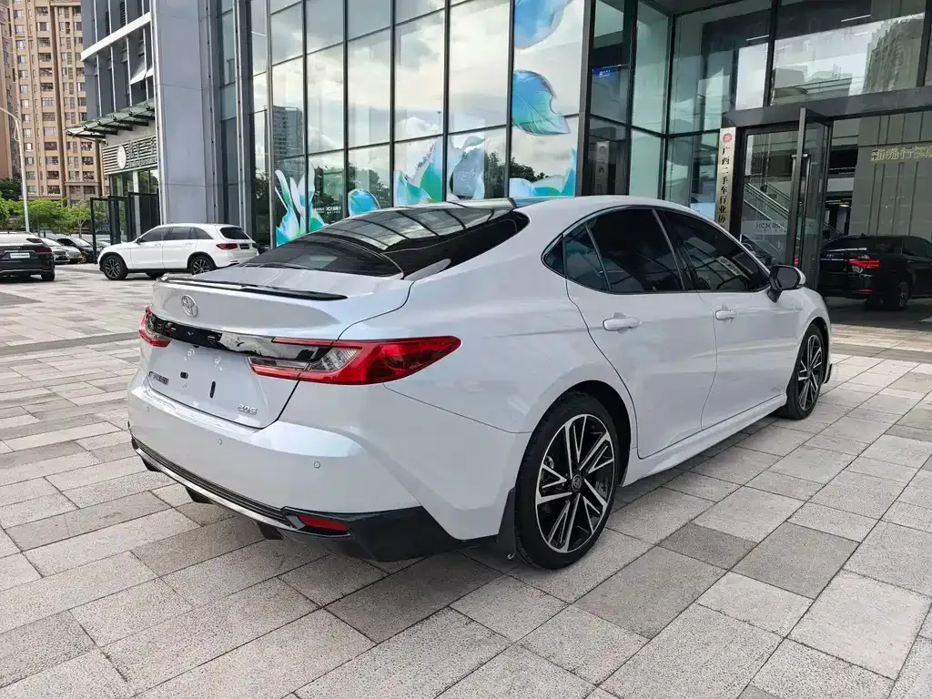 Toyota Camry — фото 5