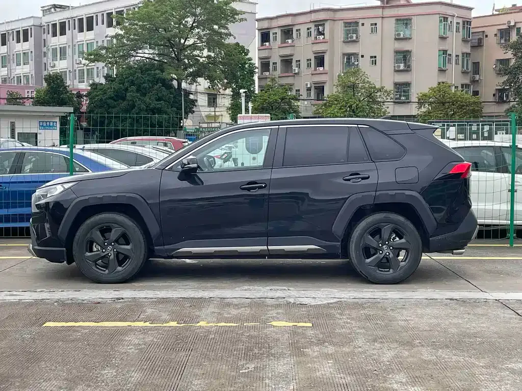 Toyota RAV4 — фото 8