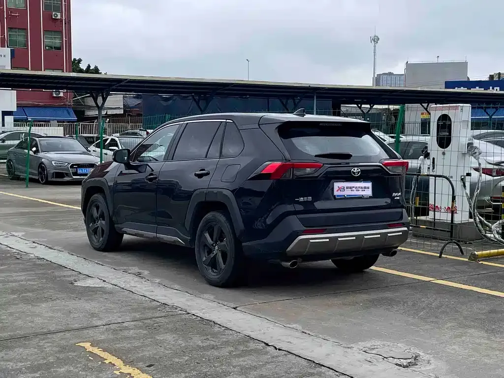 Toyota RAV4 — фото 5