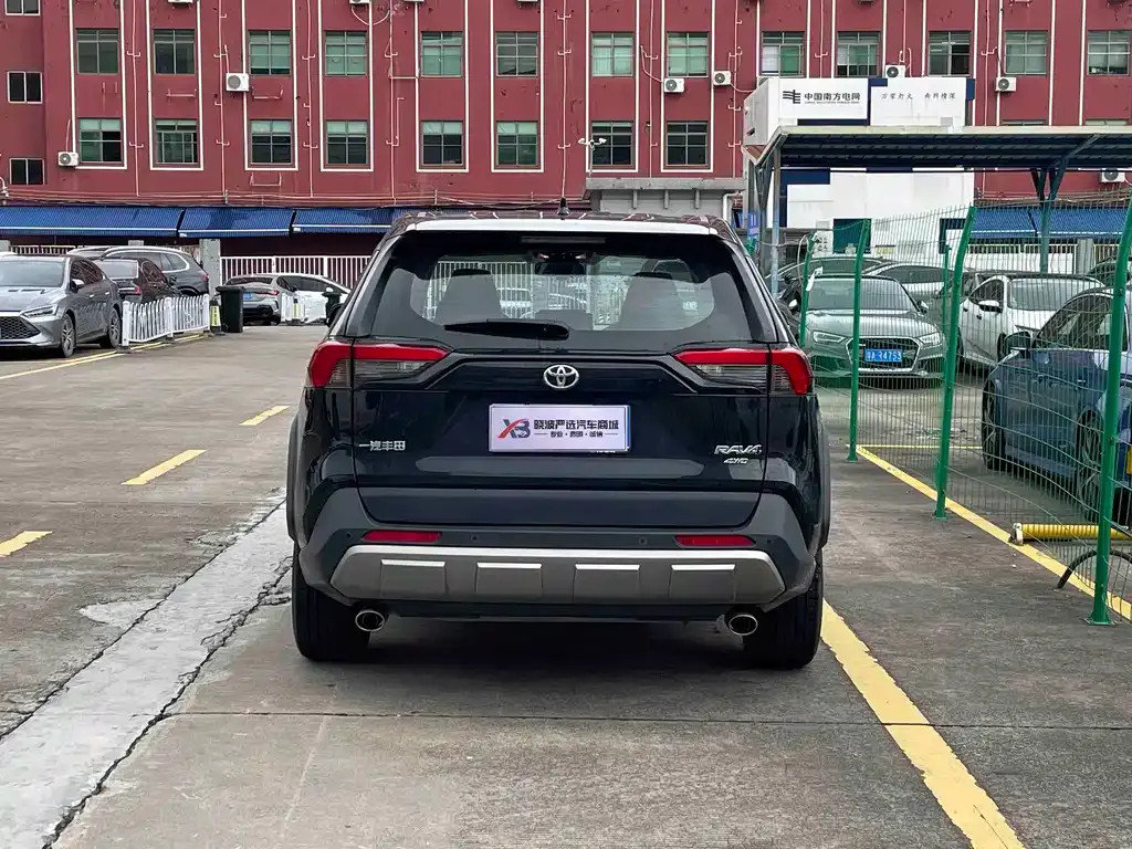 Toyota RAV4 — фото 10