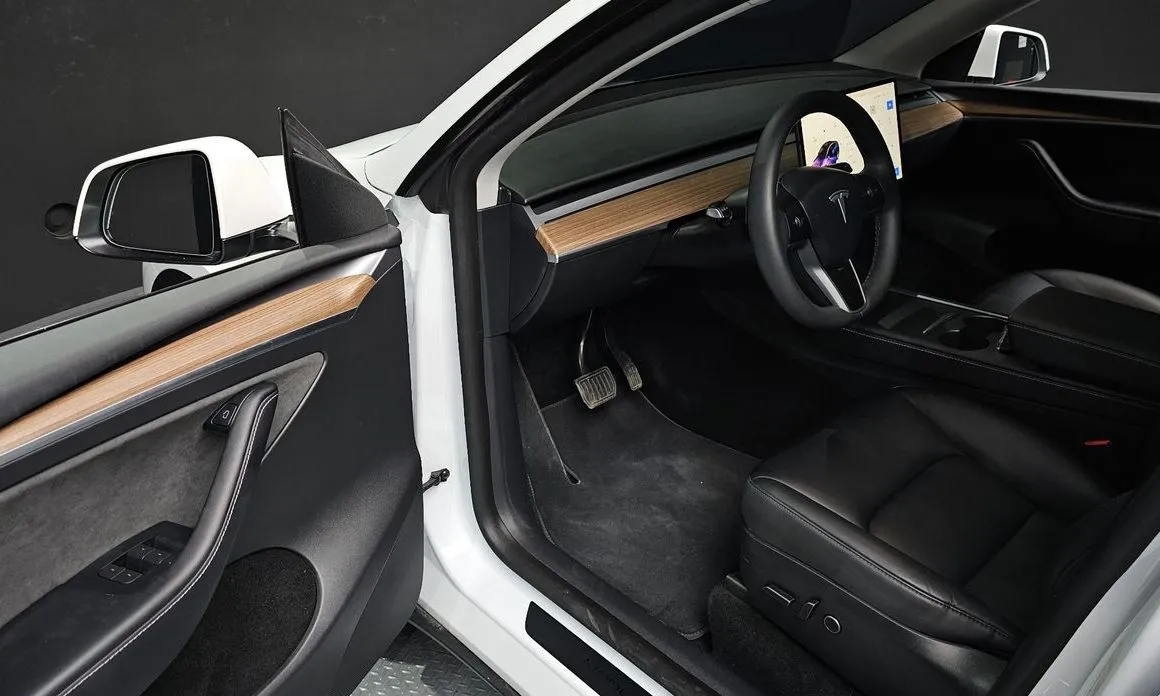 Tesla Model Y — фото 10