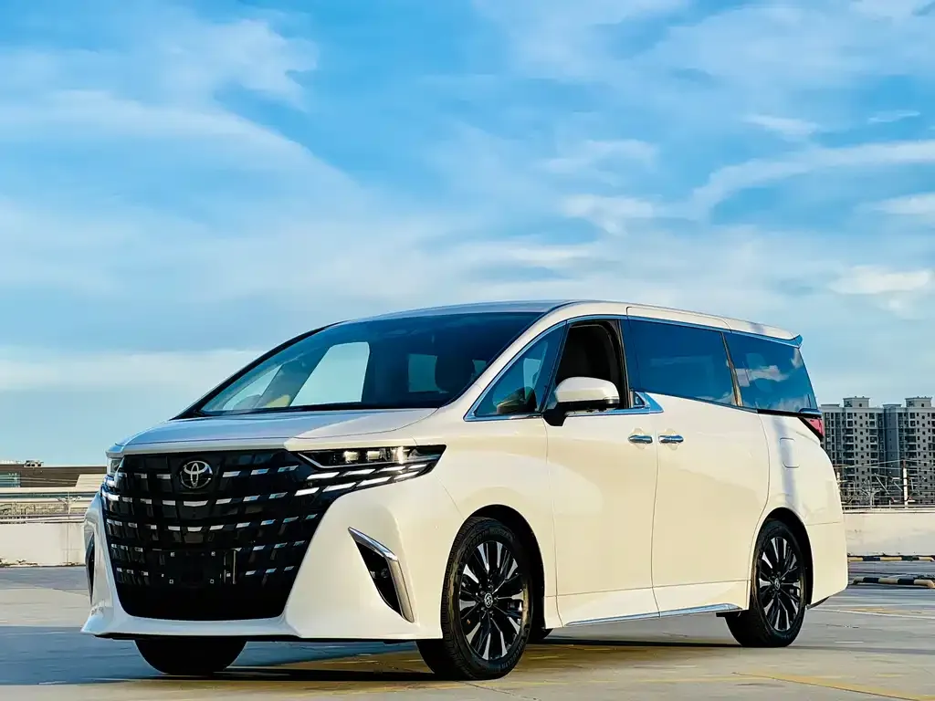 Toyota Alphard — фото 1
