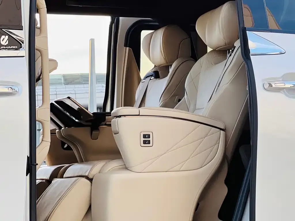 Toyota Alphard — фото 9