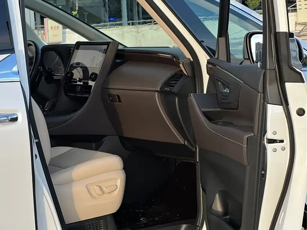 Toyota Alphard — фото 2