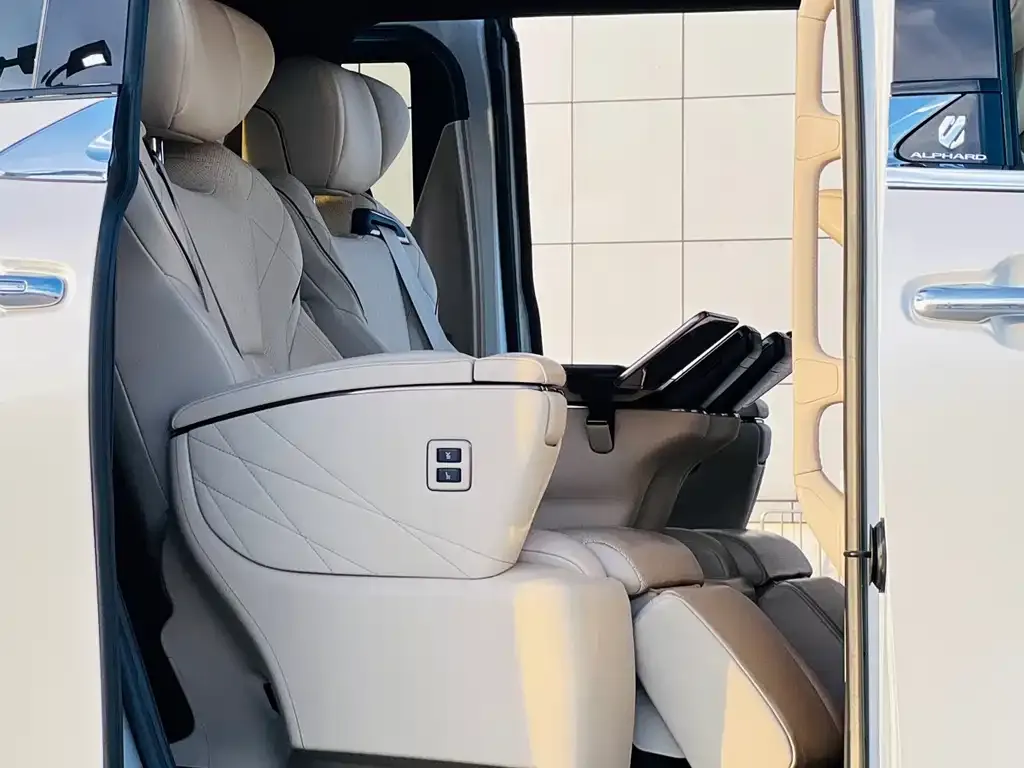 Toyota Alphard — фото 5