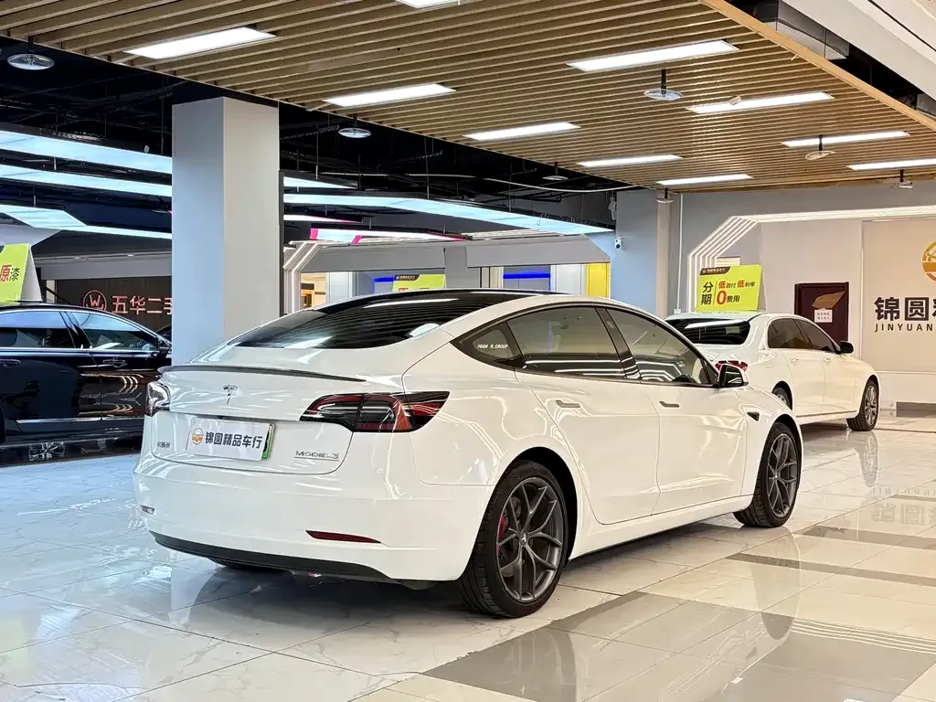 Tesla Model 3 — фото 10