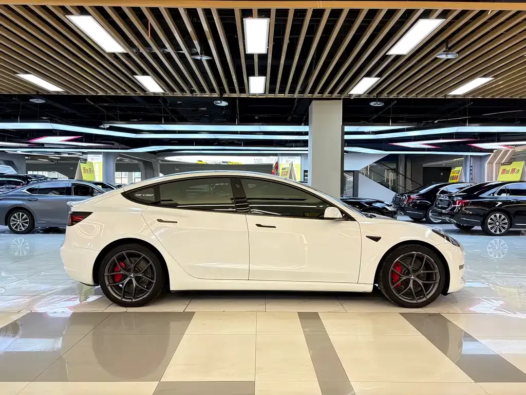 Tesla Model 3 — фото 6