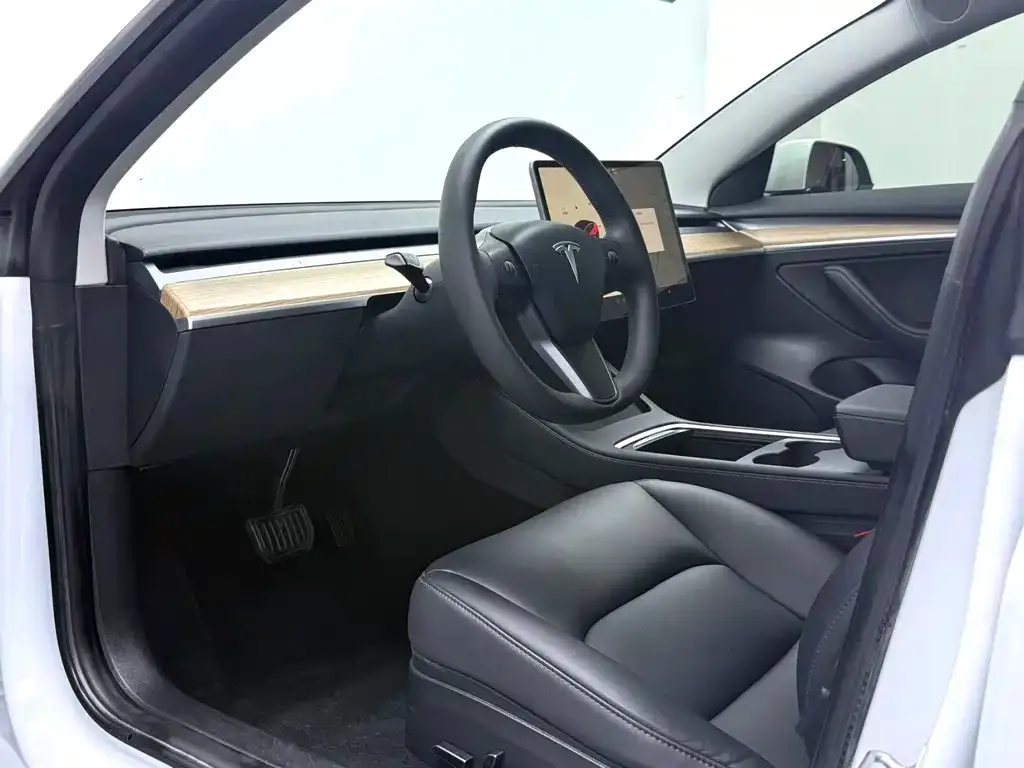 Tesla Model 3 — фото 7