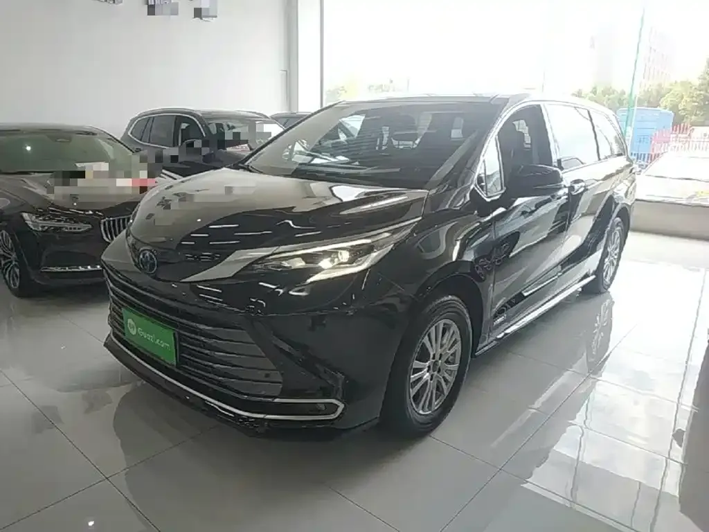 Toyota Sienna — фото 1