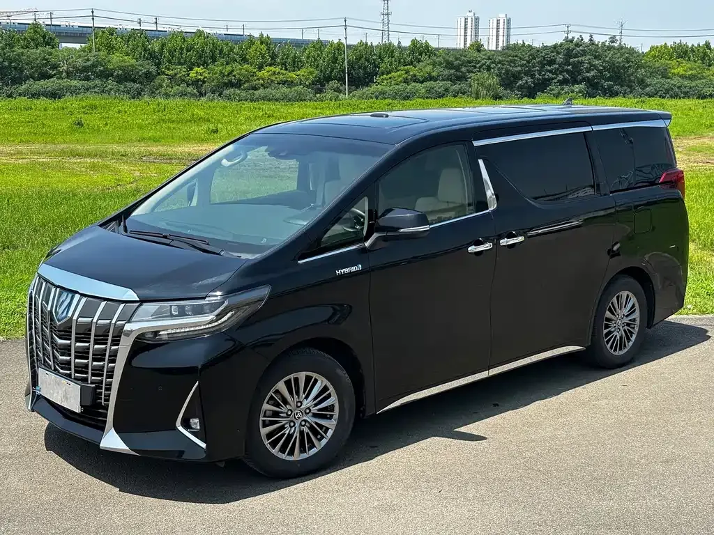 Toyota Alphard — фото 1