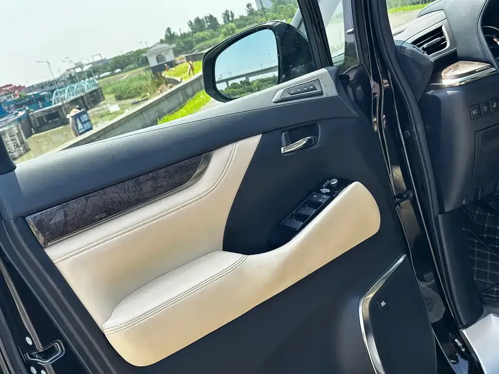 Toyota Alphard — фото 5