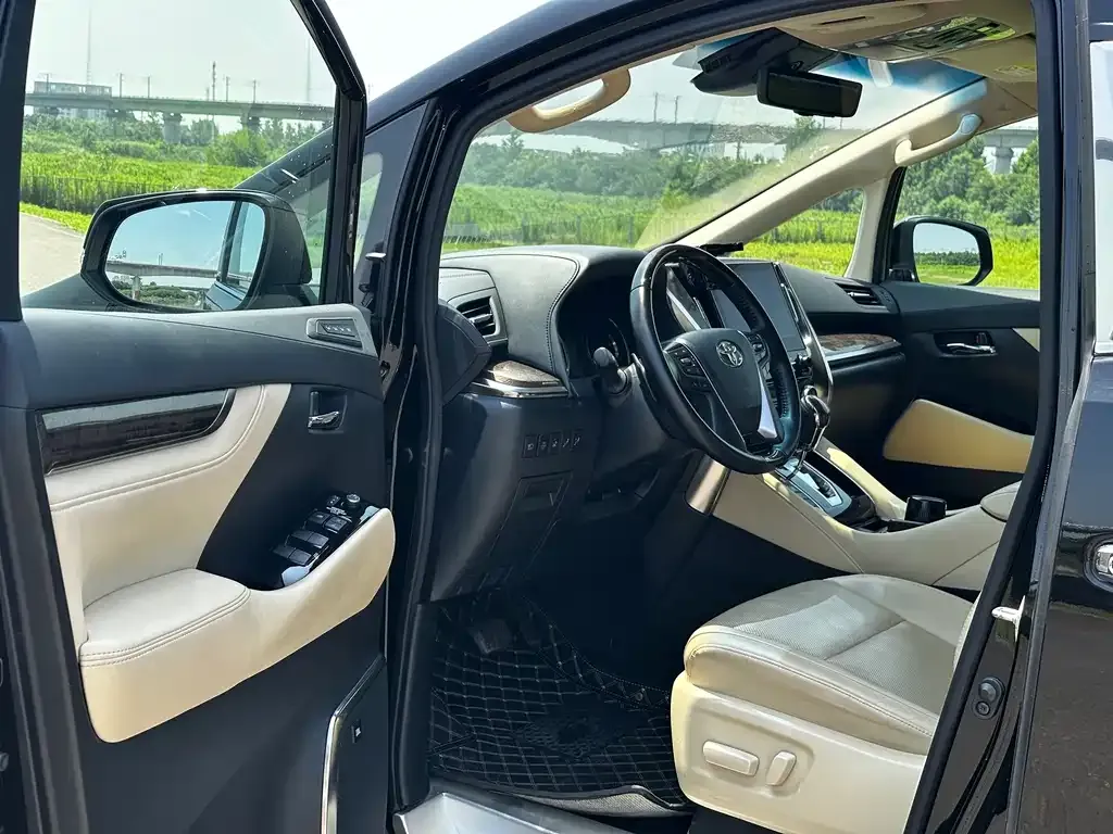 Toyota Alphard — фото 8